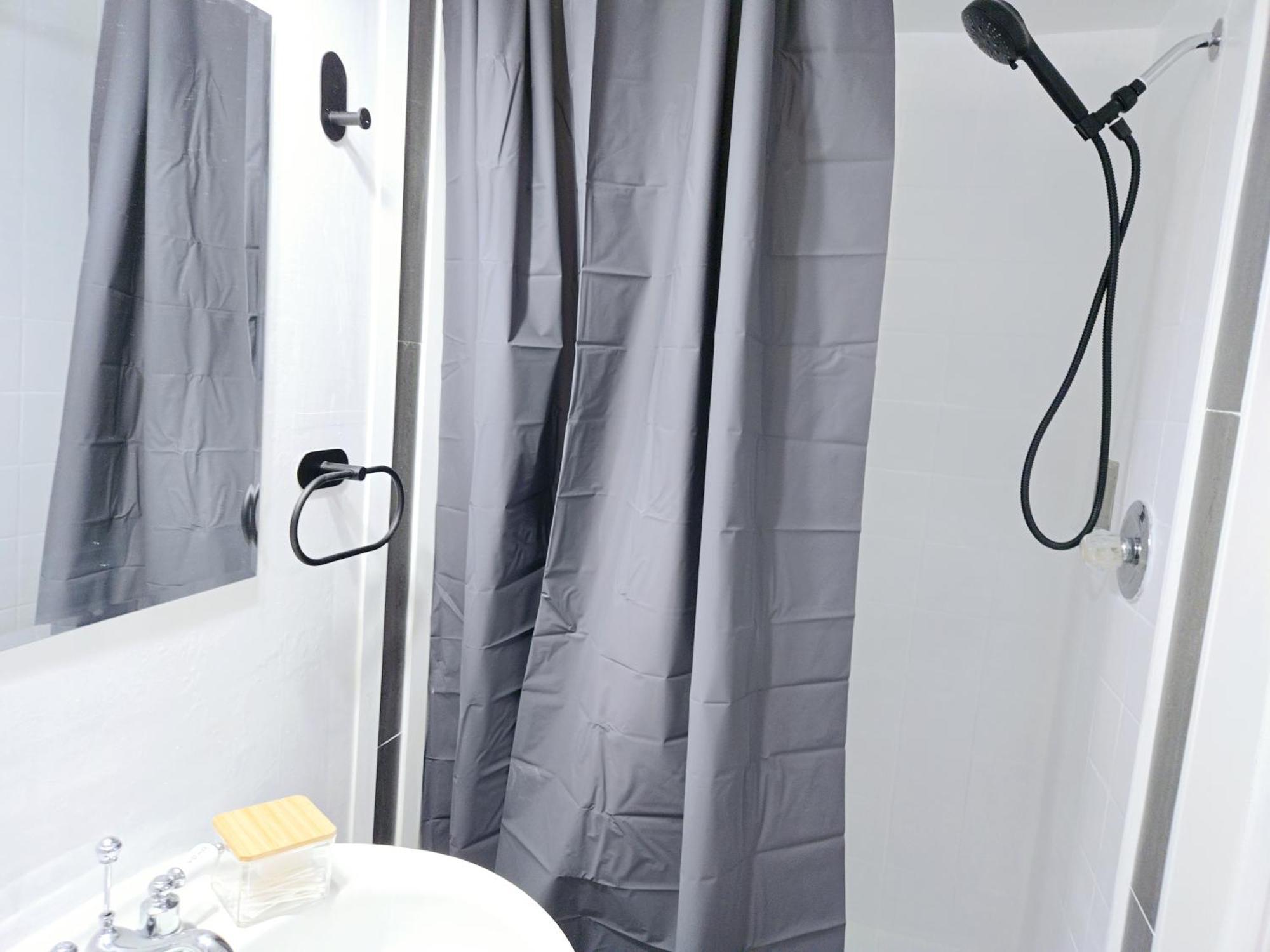 Lovely Cozy Room! With Attached Private Bath In The Heart Of Vancouver! Private Parking & Self Check-In! Exterior photo