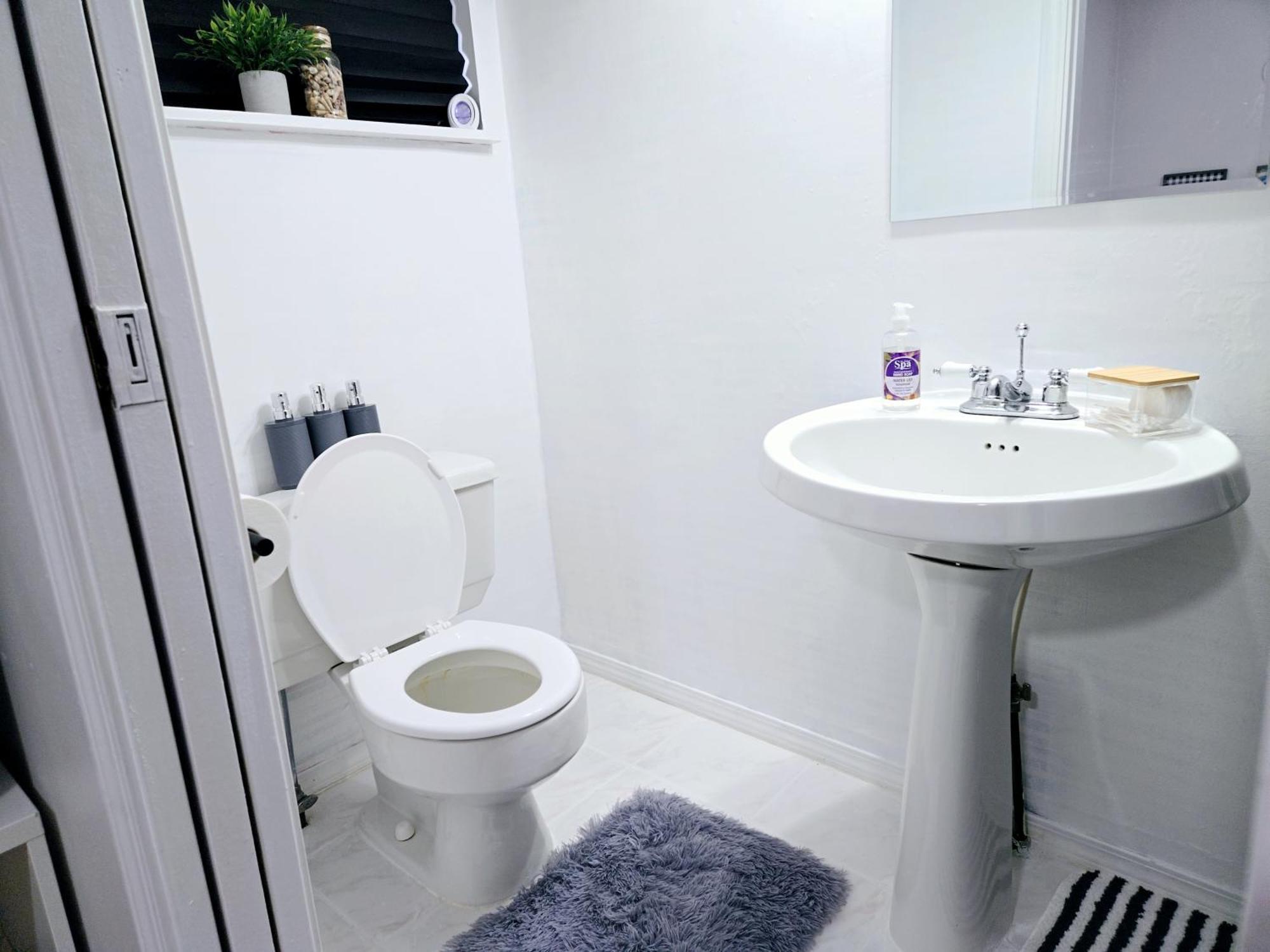 Lovely Cozy Room! With Attached Private Bath In The Heart Of Vancouver! Private Parking & Self Check-In! Exterior photo
