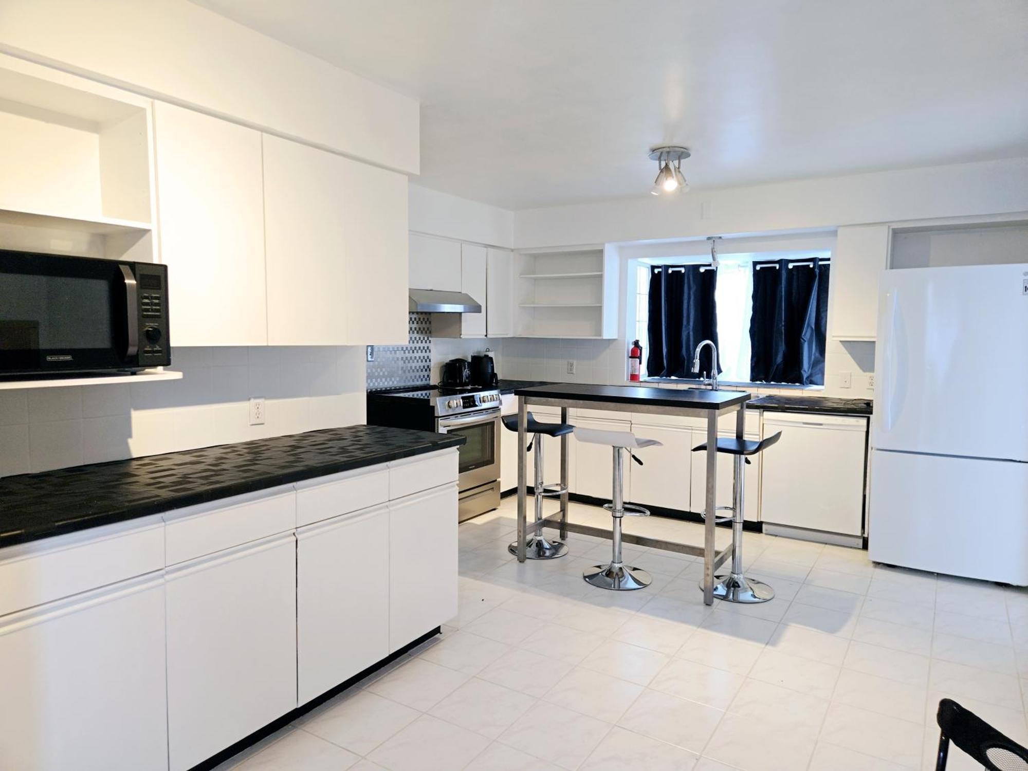 Lovely Cozy Room! With Attached Private Bath In The Heart Of Vancouver! Private Parking & Self Check-In! Exterior photo